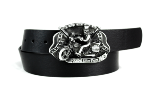 Pasek motocyklowy ELPASSO PM 14 Szeroki pasek skórzany z dużą srebrną klamrą przedstawiającą chopper i napis Rebel Rider.
