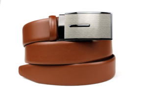 Modny pasek męski w odcieniu camel z klamrą o ciekawej, szczotkowanej fakturze.