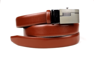 Stylowy pasek w odcieniu rudego brązu z elegancką, błyszczącą klamrą automatyczną.