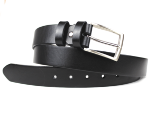 Klasyczny czarny pasek skórzany, ozdobna szlufka i klamra z metalowym elementem