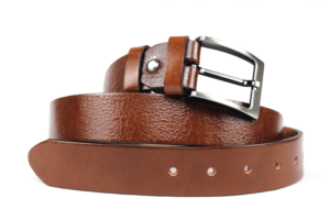 Skórzany pasek brązowy, widoczne naturalne jarzma skóry