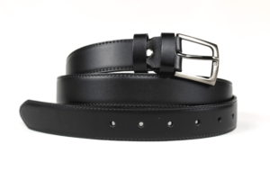 Skórzany pasek męski czarny, widoczna faktura skóry i klamra