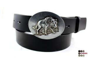 Pasek motocyklowy ELPASSO PM 04 Czarny pasek skórzany z owalną klamrą przedstawiającą biegnącego wilka.